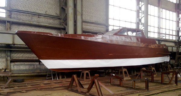 Нанесение линии покраски над ватерлинией для покраски верхней части яхты двухкомпонентной акриловой эмалью 